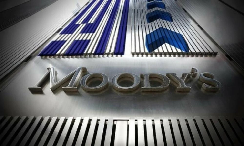 Bloomberg: Τι σημαίνει η θετική ετυμηγορία της Moody’s για την Ελλάδα